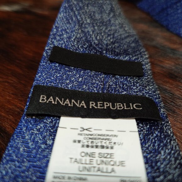 Banana Republic Blue and Sliver Zig-Zag Silk Tie - Picture 2 of 3